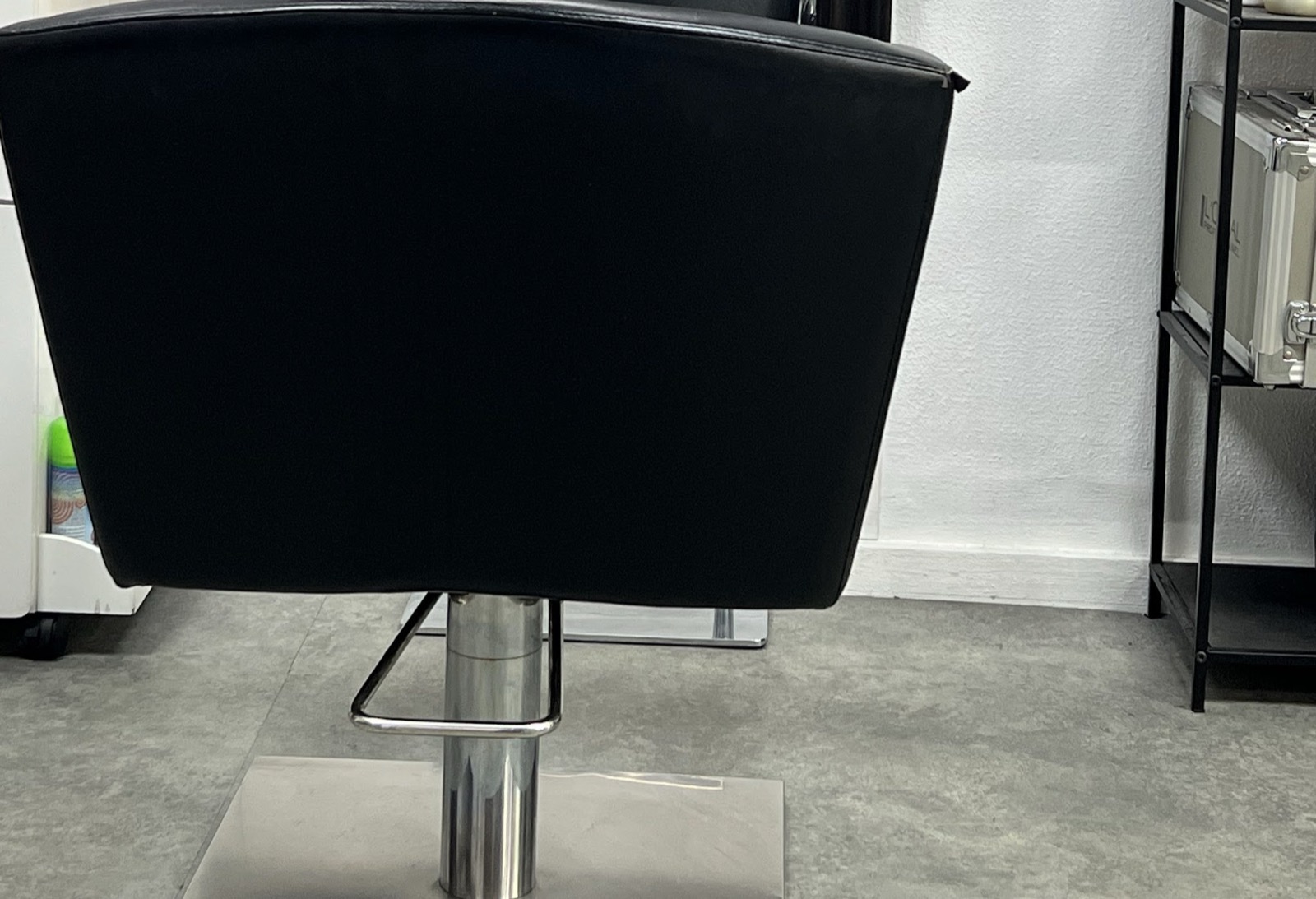 Knipstoel en productkast in de salon